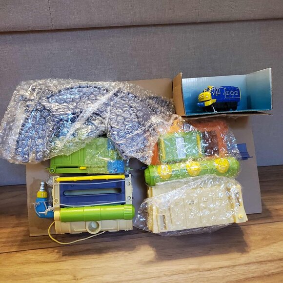 Chuggington Die-Cast Fix & Go Repair Shed Action Playset with Brewster Engine - Picture 5 of 5